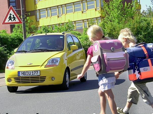 Auch Kinder haben oft den Kopf voll, wenn sie von ihrer Arbeit kommen. Unaufmerksamkeit kann teuer zu stehen kommen ... Foto: Chevrolet/auto-reporter.net